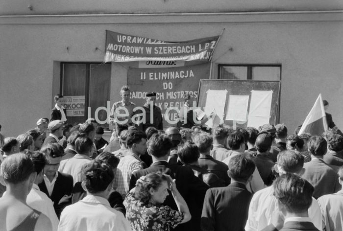 Park maszyn - przygotowania do Ogólnopolskiego Rajdu Motocyklowego, 1957r.. Osiedle Na Skarpie - dzisiejsza ulica Jakuba Zachemskiego.

fot. Wiktor Pental/idealcity.pl

