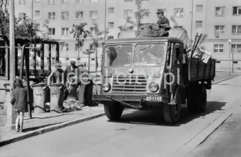 Pracownicy Miejskiego Przedsiębiorstwa Oczyszczania (do 1 lutego 1951 roku nazywanego Zakładem Oczyszczania Miasta) wywożą śmieci z podworca jednego z nowohuckich, centralnych osiedli, najprawdopodobniej Osiedle Ogrodowe. Widoczny samochód ciężarowy Star 20. Jego projekt realizowano w różnych biurach konstrukcyjnych na terenie Polski od 1946 roku.  Dalszy rozwój konstrukcji prowadzony był w Starachowicach i doprowadził do powstania pierwszych prototypowych egzemplarzy Stara 20 w 1948 roku. 15 grudnia 1948 roku pierwsze pięć egzemplarzy produkcyjnych tego modelu zaprezentowane zostało w czasie Kongresu Zjednoczeniowego PPS i PPR, który odbył się Warszawie. W roku 1948 rozpoczęto seryjną produkcję tego modelu, która w pierwszym roku produkcji wyniosła 10 sztuk (według innych źródeł 20) i stopniowo rosła osiągając w 1957 roku prawie 5 tysięcy sztuk. Lata 50.

fot. Wiktor Pental/idealcity.pl

