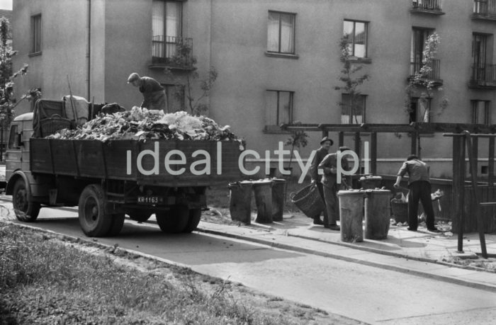 Staff of the Municipal Sanitation Department (renamed as the Department for City Sanitation on 1st February 1951) removing waste from one of Nowa Huta central estates. The Star 20 truck is visible in the picture. Its design had been developed in various design offices across Poland since 1946. The first prototype vehicles Star 20 were made in Starachowice in 1948. On 15th December 1948 the first five trucks were presented at the Union Congress of the Polish Socialist Party (PPS) and the Polish Workers’ Party (PPR) which took place in Warsaw. In 1948, mass production of the model began, generating 10 vehicles in the first year (or 20 according to other sources), and the number kept growing to almost 5,000 ones in 1957. 1950s.

Pracownicy Miejskiego Przedsiębiorstwa Oczyszczania (do 1 lutego 1951 roku nazywanego Zakładem Oczyszczania Miasta) wywożą śmieci z podworca Osiedla Na Skarpie. Widoczny samochód ciężarowy Star 20. Jego projekt realizowano w różnych biurach konstrukcyjnych na terenie Polski od 1946 roku.  Dalszy rozwój konstrukcji prowadzony był w Starachowicach i doprowadził do powstania pierwszych prototypowych egzemplarzy Stara 20 w 1948 roku. 15 grudnia 1948 roku pierwsze pięć egzemplarzy produkcyjnych tego modelu zaprezentowane zostało w czasie Kongresu Zjednoczeniowego PPS i PPR, który odbył się Warszawie. W roku 1948 rozpoczęto seryjną produkcję tego modelu, która w pierwszym roku produkcji wyniosła 10 sztuk (według innych źródeł 20) i stopniowo rosła osiągając w 1957 roku prawie 5 tysięcy sztuk. Lata 50.

Photo by Wiktor Pental/idealcity.pl
