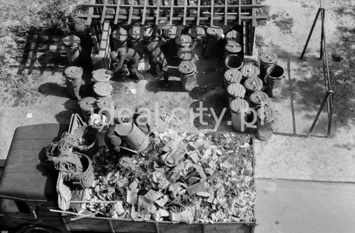 Staff of the Municipal Sanitation Department (renamed as the Department for City Sanitation on 1st February 1951) removing waste from one of Nowa Huta central estates. The Star 20 truck is visible in the picture. Its design had been developed in various design offices across Poland since 1946. The first prototype vehicles Star 20 were made in Starachowice in 1948. On 15th December 1948 the first five trucks were presented at the Union Congress of the Polish Socialist Party (PPS) and the Polish Workers’ Party (PPR) which took place in Warsaw. In 1948, mass production of the model began, generating 10 vehicles in the first year (or 20 according to other sources), and the number kept growing to almost 5,000 ones in 1957. 1950s.

Pracownicy Miejskiego Przedsiębiorstwa Oczyszczania (do 1 lutego 1951 roku nazywanego Zakładem Oczyszczania Miasta) wywożą śmieci z podworca jednego z nowohuckich, centralnych osiedli. Widoczny samochód ciężarowy Star 20. Jego projekt realizowano w różnych biurach konstrukcyjnych na terenie Polski od 1946 roku.  Dalszy rozwój konstrukcji prowadzony był w Starachowicach i doprowadził do powstania pierwszych prototypowych egzemplarzy Stara 20 w 1948 roku. 15 grudnia 1948 roku pierwsze pięć egzemplarzy produkcyjnych tego modelu zaprezentowane zostało w czasie Kongresu Zjednoczeniowego PPS i PPR, który odbył się Warszawie. W roku 1948 rozpoczęto seryjną produkcję tego modelu, która w pierwszym roku produkcji wyniosła 10 sztuk (według innych źródeł 20) i stopniowo rosła osiągając w 1957 roku prawie 5 tysięcy sztuk. Lata 50.

Photo by Wiktor Pental/idealcity.pl