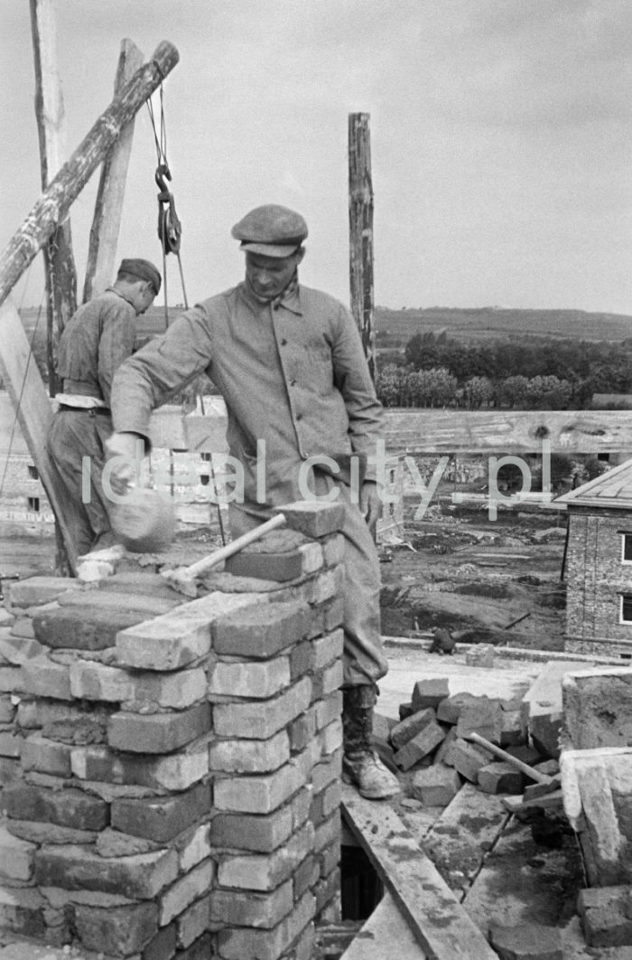 Construction of the Sportowe Estate. First half of the 1950s.

Budowa Osiedla Sportowego, pierwsza połowa lat 50. XX.

Photo by Wiktor Pental/idealcity.pl

