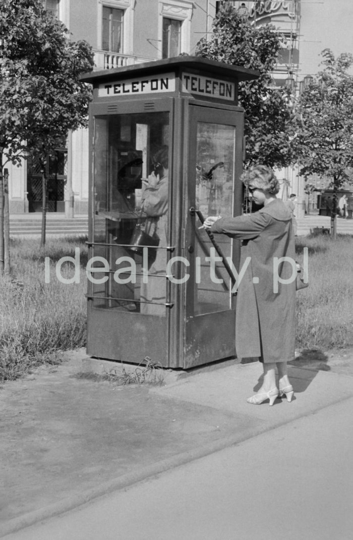 Kabina telefoniczna przy Placu Centralnym, naprzeciw sklepu Cepelii przy osiedlu B-31 (Centrum B). Według wydanego w 1959 roku przewodnika Tadeusza. Czubały w Nowej Hucie znajdowało się 6 kabin telefonicznych oraz 8 automatów telefonicznych (wrzutowych), z czego 3 w barach, 2 w restauracjach, 1 w kawiarni Stylowa, natomiast pozostałe w siedzibie Prezydium DRN na os. Zgody, a ostatni w Centrum Administracyjnym, początek lat 60.


fot. Wiktor Pental/idealcity.pl

