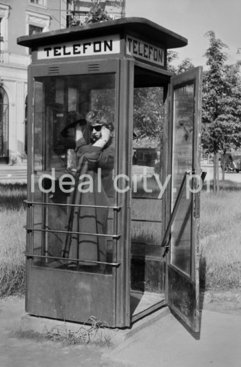 Kabina telefoniczna przy Placu Centralnym, naprzeciw sklepu Cepelii przy osiedlu B-31 (Centrum B). Według wydanego w 1959 roku przewodnika Tadeusza. Czubały w Nowej Hucie znajdowało się 6 kabin telefonicznych oraz 8 automatów telefonicznych (wrzutowych), z czego 3 w barach, 2 w restauracjach, 1 w kawiarni Stylowa, natomiast pozostałe w siedzibie Prezydium DRN na os. Zgody, a ostatni w Centrum Administracyjnym, początek lat 60.


fot. Wiktor Pental/idealcity.pl

