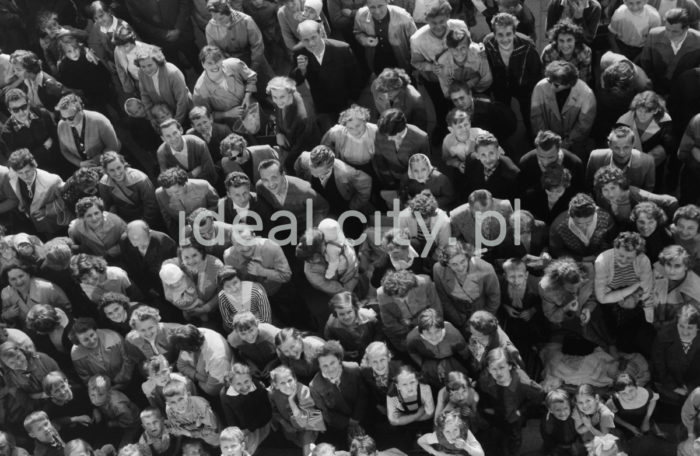 A crowd in front of the Świt Cinema. 1950s.

Tłum przed kinem 
