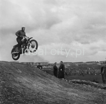 Zawody motocyklowe na Nowohuckiej Skarpie między Szpitalem im. Żeromskiego a Osiedlem Centrum E., około 1954r.

fot. Wiktor Pental/idealcity.pl

