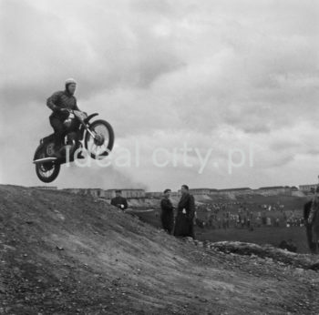 A motorcycle race on the Nowa Huta escarpment between the Żeromski Hospital and the Centrum E Estate. Ca. 1954.

Zawody motocyklowe na Nowohuckiej Skarpie między Szpitalem im. Żeromskiego a Osiedlem Centrum E., około 1954 r.

Photo by Wiktor Pental/idealcity.pl

