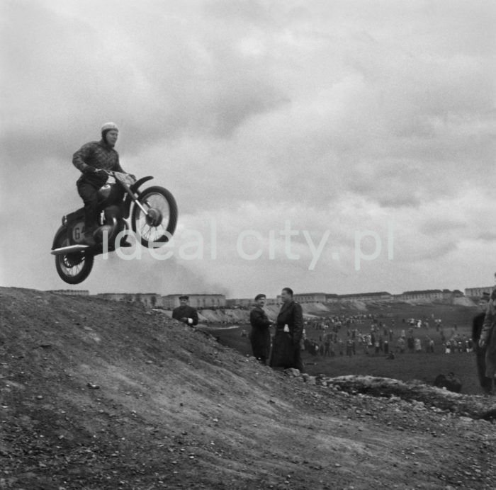 A motorcycle race on the Nowa Huta escarpment between the Żeromski Hospital and the Centrum E Estate. Ca. 1954.

Zawody motocyklowe na Nowohuckiej Skarpie między Szpitalem im. Żeromskiego a Osiedlem Centrum E., około 1954 r.

Photo by Wiktor Pental/idealcity.pl

