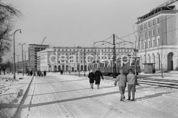 Widok na Plac Centralny od strony południowej. Po prawej os. Centrum A, na wprost os. Centrum D. Lata 60. XXw. Nowa Huta, Kraków.

fot. Henryk Makarewicz/idealcity.pl

