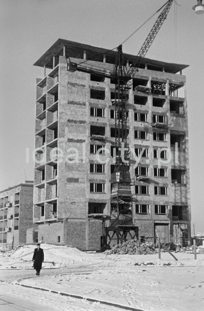Construction of the ten-storey tower block, so-called helicopter, on the D-31 (Centrum D) Estate. It was built in the post-thaw period (after 1957), following the design by Kazimierz Chodorowski and Stefan Golonka, with Ciastkarnia Bambo – a pavilion housing various shops. 1950s.

Budowa dziesięciopiętrowego punktowca tzw. helikoptera na osiedlu D-31 (Centrum D). Zbudowany został w okresie poodwilżowym (wybudowany po 1957 roku) wg. proj. architektów Kazimierza Chodorowskiego i Stefana Golonki, z jeszcze nie zbudowanym  pawilonem handlowo-usługowy „Ciastkarnią Bambo”,  l. 50. XX w.

Photo by Wiktor Pental/idealcity.pl
