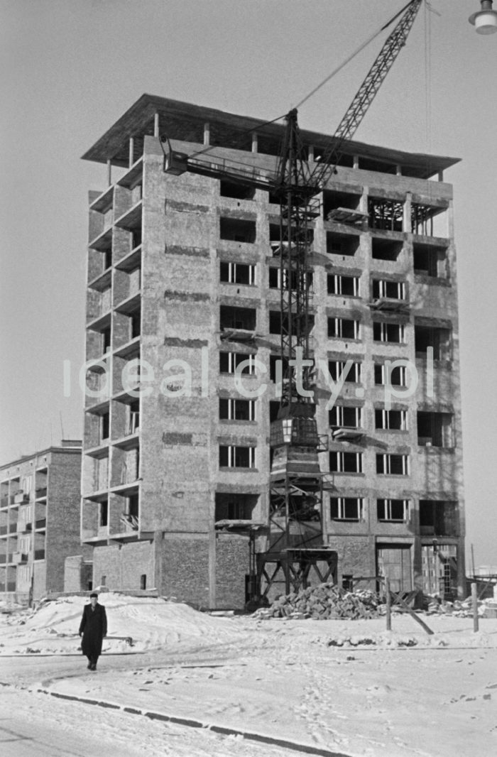 Budowa dziesięciopiętrowego punktowca tzw. helikoptera na osiedlu D-31 (Centrum D). Zbudowany został w okresie poodwilżowym (wybudowany po 1957 roku) wg. proj. architektów Kazimierza Chodorowskiego i Stefana Golonki, z jeszcze nie zbudowanym  pawilonem handlowo-usługowy „Ciastkarnią Bambo”,  l.50. XX w.

fot. Wiktor Pental/idealcity.pl
