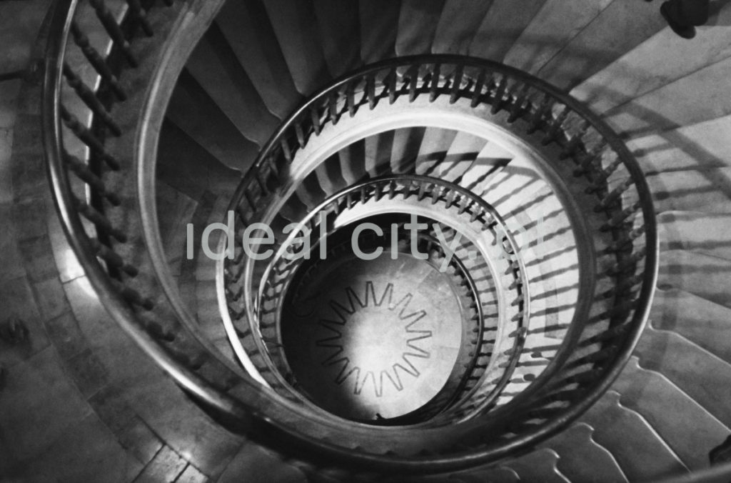 Ujęcie z góry na spiralną klatkę schodową.
