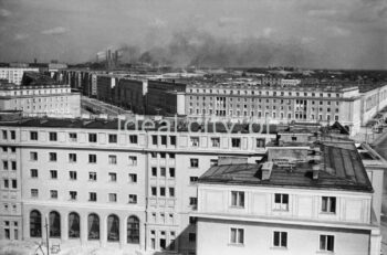 View from the D-31 (Centrum D) and Plac Centralny Estate towards Solidarności Alley (previously Lenin Alley). The A-31 (Centrum A) Estate, with the A-33 (Hutnicze) Estate behind. The metallurgical combine in the background. Second half of the 1950s.

Widok od strony osiedla D-31 (Centrum D) i Placu Centralnego w kierunku alei Solidarności (dawniej aleja Lenina). Na wprost, w perspektywie widoczna zabudowa osiedla A-31 (Centrum A) a za nim osiedla A-33 (Hutnicze). W tle kombinat metalurgiczny, II połowa lat 50. XX w.

Photo by Henryk Makarewicz/idealcity.pl